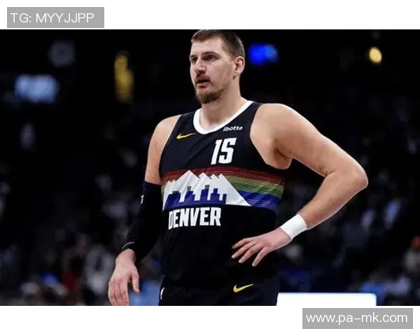 华子故作淡定扒拉约基奇裁判未吹哨引发热议 华子故作淡定扒拉约基奇裁判未吹哨引发热议