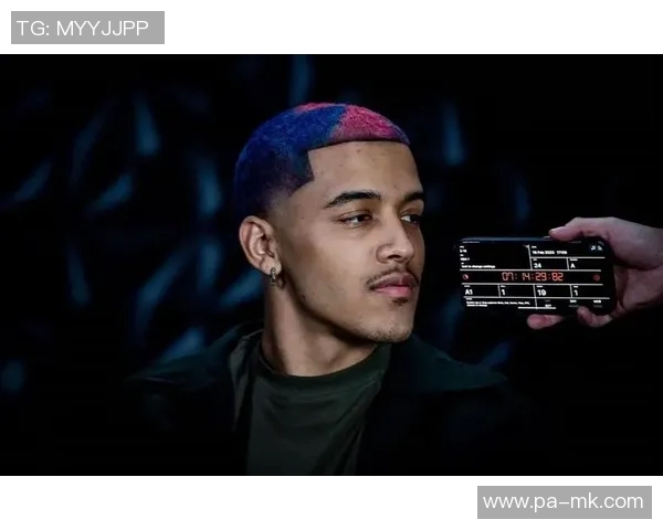 索汉女友观赛换新装引热议时尚造型再度吸引眼球 索汉女友观赛换新装引热议时尚造型再度吸引眼球